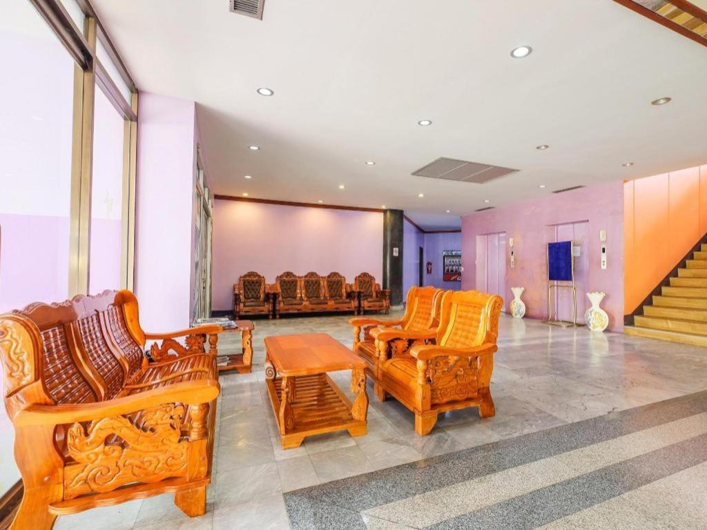 Oyo 565 Trang Hotel Exterior foto